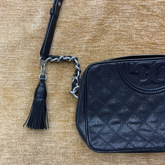Tory Burch small black leather cross body bag with adjustable strap - Picture 5 of 12
